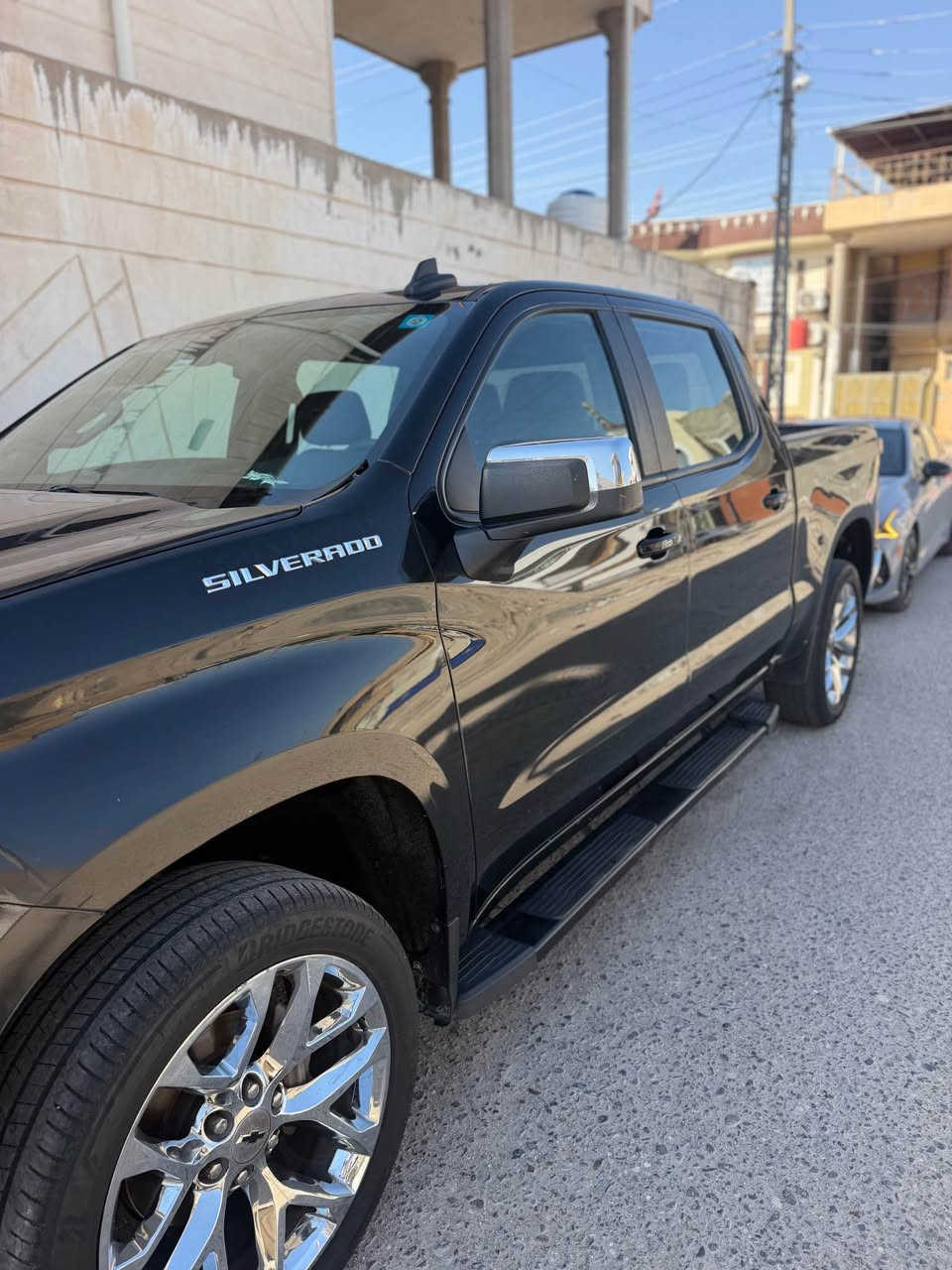 سلفرادو LT 1500
موديل 21
رقم بغداد تحويل بيها قطعتين بدون دواخل 
سعرها 230وبيها مجال 
رقمي ***********
السيارة جديدة Singapore
