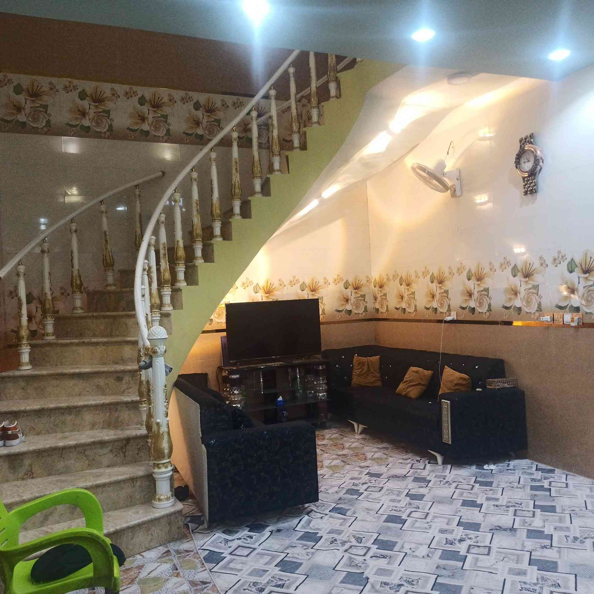 بسم الله الرحمن الرحيم
يارزاق ياكريم 
بيت للبيع فقط ، البيت  بحي النداء 200م بأسمي منطقة 52 خلف جامع الاحسان ،بناء جناي ،  البيت طابقين  ،  الطابق الارضي غرفتين نظام سويت وصالة واستقبال 4 في 10 ومطبخ و4 حمام والطابق الثاني هيكل  مسگوف  3 غرف مع سطح (للتوضيح  الطابق الثاني هيكل فقط مبني ومسگوف ،  البيت كلش نظيف  بالاضافة الى انه مطل على ساحة وكدامة حديقة تابعة للبيت مرتبة كلش ، السعر 160 وبي مجال 
أي استفسار اني خادم ومتواجد فيس بوك أو واتساب  اوللأتصال ***********
