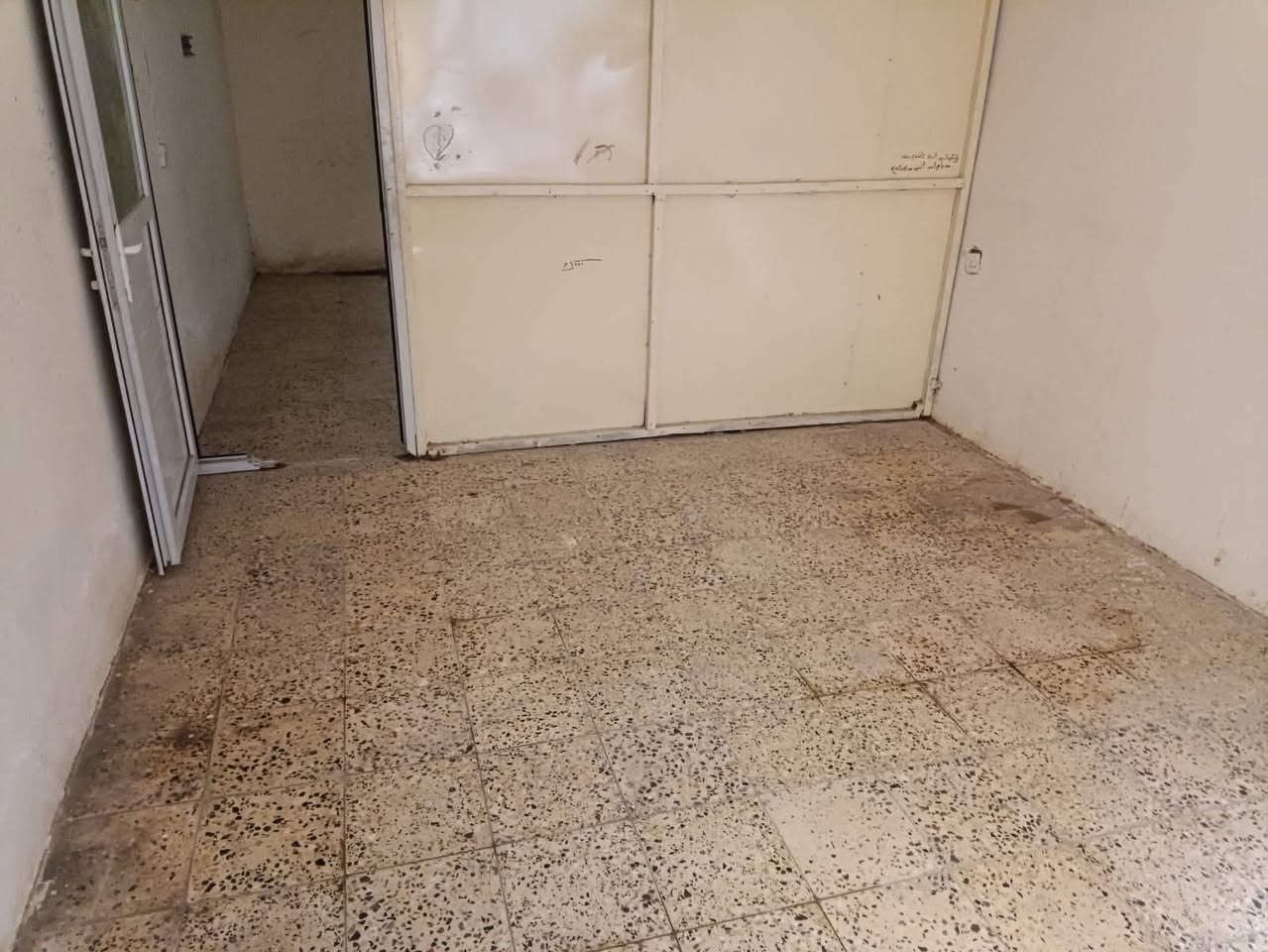 السلام عليكمً
بيت طابق ثاني للايجار
بي غرفه وصاله وصطح داخلي وخارجي وخدمات طابق ثاني معزول مكانه الشعب شارع عدن قبل جامع الجهاد 
***********
