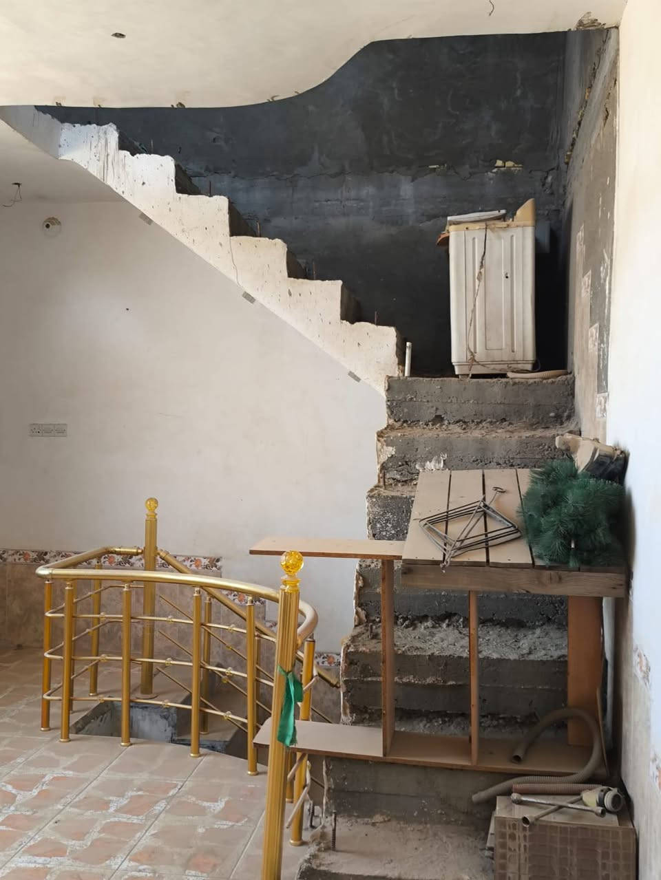 بيت للبيع:
حي الأمام الصادق ع طابق ونصف 
الأرضي استقبال مع صالة وغرفة  ومطبخ 
الاستقبال (6* 5) وصالة (5×4.5) وغرفة نوم (4*4) ومطبخ (4×3.5) ويحتوي على حمام داخلى غربي وخارجي شرقي 
فيه بناء فوق صالة (6* 5) وفوق الصالة بيتونة 
 المساحة 125متر مربع  الواجة 10 والنزال 12.5البيت ركن موقع ممتاز نهاية فرع الكوافير غصون 
الكهرباء بوري دفن وليس سيمنس 
والماء بوري ابو 3/4 
السطح كونكريت بماء Ro
والارضية گرانيت
التواصل على الارقام بخصوص السعر
 ***********
ومن يريد أن يطلع على تفاصيل البيت من الداخل يتصل على الرقم التالي
***********
