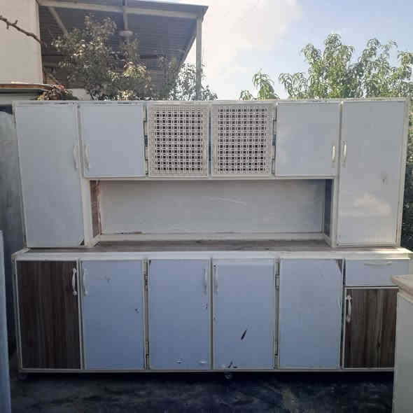 ئەلەمنیۆم جوانو هه رزان دوو مەتر و نیو قاوەییه خۆی لەزگەی سپی پێوەیە ئەتوانی لێی کەیتەوە سنگی مەترو نیو شوێن سلیمانی گەیاندن هەیە *********** نرخی ١٨٠ هەزارو معامەله
