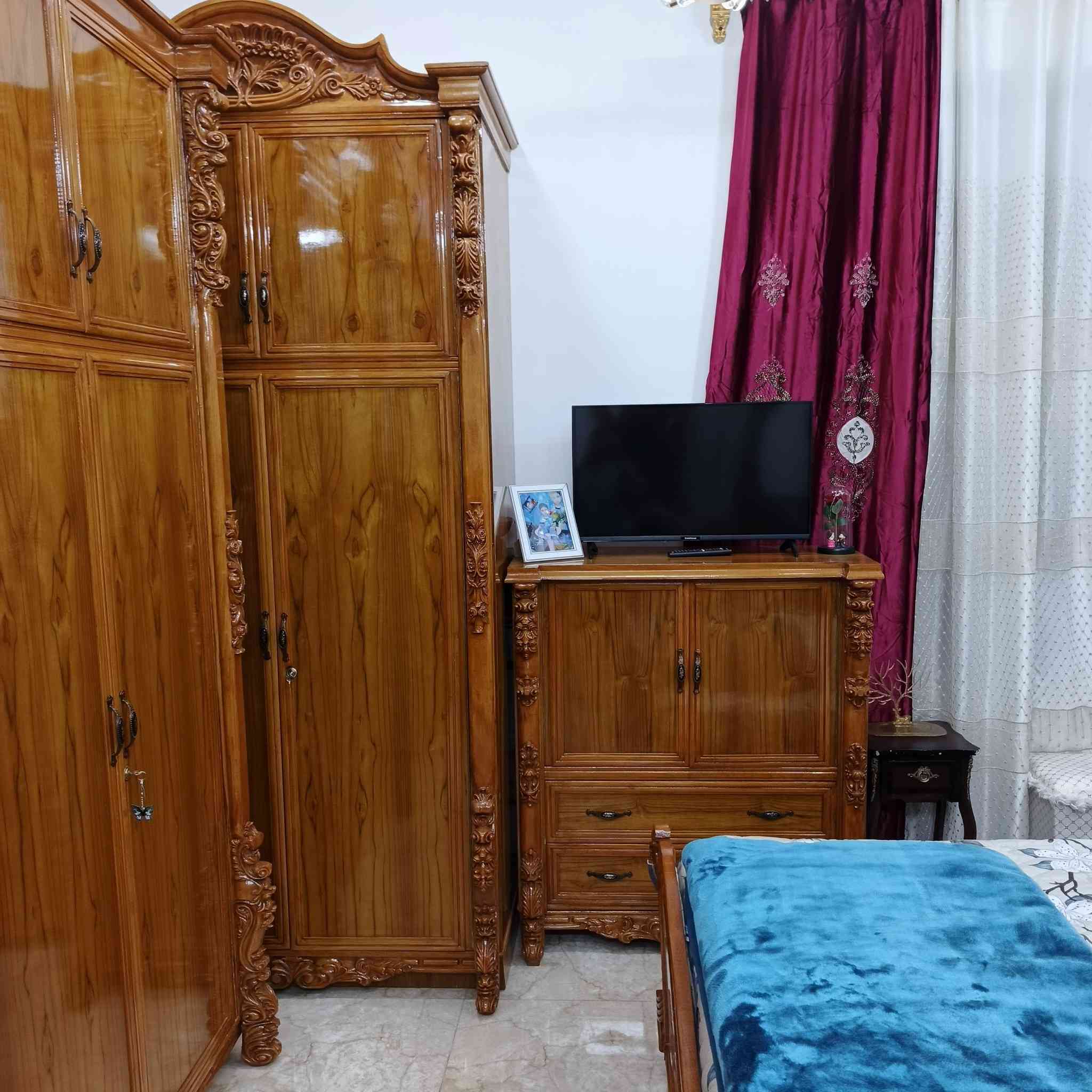 السلام عليكم غرفه جديده تفصال فصلتها ب٣ونص بس طلعت كبيره متكفي الغرفه لل ب ي ع المكان  الطارميه حي الفارس شارع السكلات خلف معارض حجي وليد  السيارات قرب جامع الصديق  للاستفسار خاص او ع رقم الهاتف***********    ؟***********
