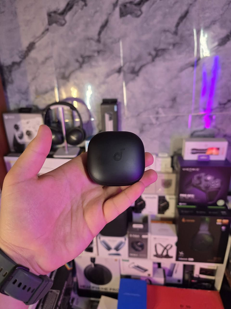 🎧 Anker Soundcore Liberty 4 Pro 🖤💎

تحفة صوتية صُممت لتقدم تجربة استماع ترتقي لمستوى أعلى، حيث تجتمع الفخامة، التقنية المتقدمة، والهندسة الصوتية الدقيقة داخل قطعة استثنائية تليق بعشاق الـ Premium Audio ✨🔥

🔊 Dual Drivers Acoustic Architecture
هندسة صوتية متقدمة تمنحك Bass عميق، تفاصيل دقيقة، وتوازن احترافي يبرز كل طبقة صوتية بوضوح مذهل 🎼

🔇 Adaptive ANC 3.0
نظام عزل ذكي متطور يتكيف مع البيئة المحيطة ليمنحك تجربة غامرة بأعلى درجات التركيز 🌌

🎶 Hi-Res Wireless + LDAC Codec
تجربة صوت لاسلكي عالي الدقة بتفاصيل غنية أقرب لجودة الاستوديو… مستوى يليق بالـ Audiophiles 🎧

📡 Bluetooth 5.3 + Multipoint Connection
اتصال سريع ومستقر مع دعم الربط بين عدة أجهزة بانسيابية كاملة ⚡

🎤 6 Microphones AI ENC
وضوح مكالمات احترافي مع عزل ذكي للضوضاء أثناء الاتصال 📞✨

🔋 بطارية تصل حتى 40 ساعة تشغيل مع الشحن السريع لتجربة استخدام طويلة بدون حدود 🔥

❤️ Heart Rate Sensor
مستشعر مدمج لقياس نبضات القلب… ميزة نادرة تضيف بعد ذكي مختلف عن المنافسين

✨ تصميم Premium فاخر مع Smart Display Case يمنح تجربة أكثر تطوراً وأناقة استثنائية 🖤

💎Liberty 4 Pro 
ليست مجرد سماعة…
 بل قطعة صُنعت لتمنحك صوت نقي، تقنيات ذكية، وفخامة حقيقية بمستوى يتجاوز التوقعات 🎶🔥

✨ الأسعار تجدونها داخل القناة 
📲 رابط التليكرام مثبت بالصفحة | أو عبر الخاص مباشرة…📩


**إذا كنت صاحب هذا الإعلان وتريد حذفه لأي سبب، رجاءا أرسل رسالة إلى الدعم الفني**