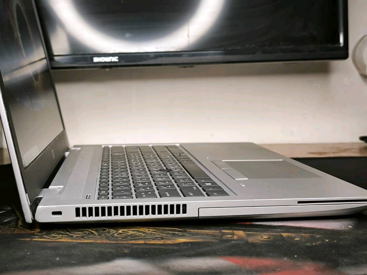 💻 HP ProBook 650 – جاهز للشغل والدراسة 💼🔥

⚙️ المواصفات:
• معالج Core i5 – الجيل الثامن (U) ⚡
• شاشة كبيرة 15.6 بوصة 👀
• رام 8GB DDR4 قابل للتطوير 🔧
• هارد 256GB SSD M.2 قابل للتطوير 🚀
• لون أنيق سلفر ✨

💰 السعر  260000 دينار فقط
🚚 يشمل التوصيل + الملحقات + الكارتون

📦 التغليف:
تغليف بابلز + ينحط داخل حقيبة + داخل كرتون لضمان وصوله بأمان 🔒📮

🎁 الملحقات:
ماوس 🖱️
ماوس باد 🎯
شاحن 🔌

📌 متوفر عدد: قطعتين فقط ⚠️
متوفر توصيل لكل العراق 🚚
