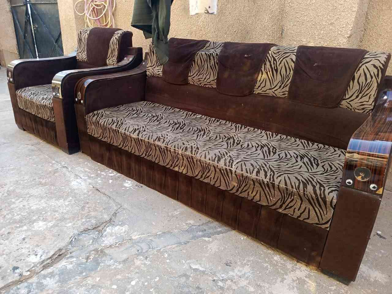 تخم 8مقاعد نضيف مع شباك حديد ثنينهن ب100 الف ***********
