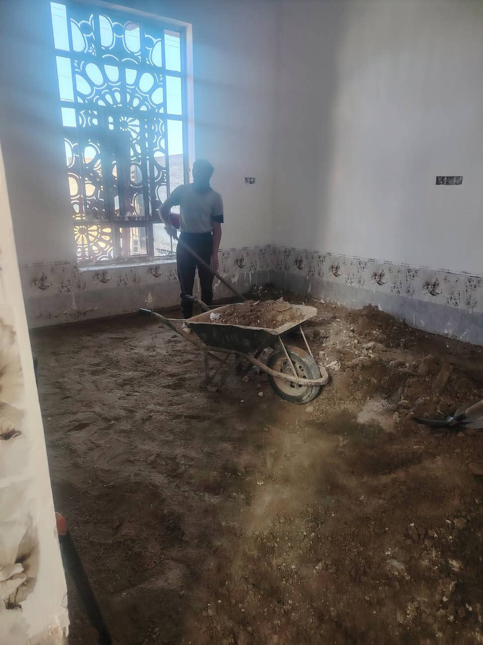 السلام عليكم شغلنا ليل ونهار برمضان يوجد كادر عمل جاهز  تصعيد مواد  / تنضيف بيوت  / تفليش  / تكشيط  / دفن نهري  / شقلنه ليل ونهار  / وماعليك بكلشي تاخذ شقل جاهز مني  / ومعداتنه جاهز وسياره تجيك للبيت ماعليك بس تصال على رقم/  ، ***********
