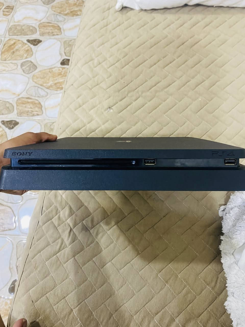 بلي فور سلم ذاكرة 500
الجهاز جديد نضيف وكلة شغال 
ويا يدات ثنين نضاف واقراض gta و black ops
العنوان ديالى بعقوبة يوجد توصيل 
السعر 300 وبي مجال ***********
