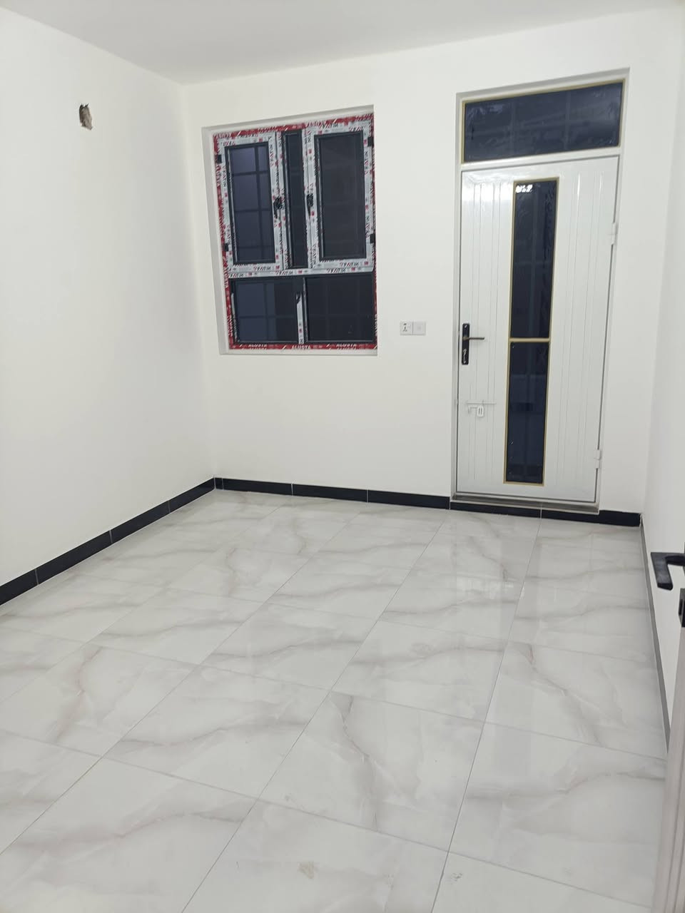 للبيع عقار مساحه 50 م بناء حديث زيرو فارغ يتكون من ثلاث غرف نوم وصاله وخدمات منور  ناجي عواد الاستفسار ***********
