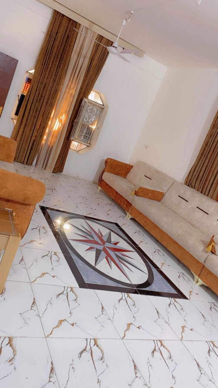 السلام عليكم :بيت للايجار مساحة٤٢٠ طابقين (3غرف نوم،2 جوة وحدة فوك،استقبال هول مطبخ طارمة حديقة 3صحيات )
العنوان ابو خستاوي بجهة الخدمي مقابيل الاستدارة 
السعر٤٠٠
***********
