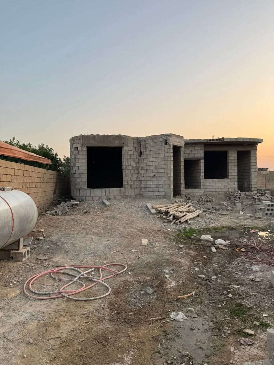 السلام عليكم 
بيت للبيع هيكل الموقع العلم منطقه دبي قرب مدرسه عبدالله جباره 
مساحه الارض 500متر تقريبا 
البيت هيكل مساحه البناء 235متر تقريبا
السعر 18مليون 
***********
***********
