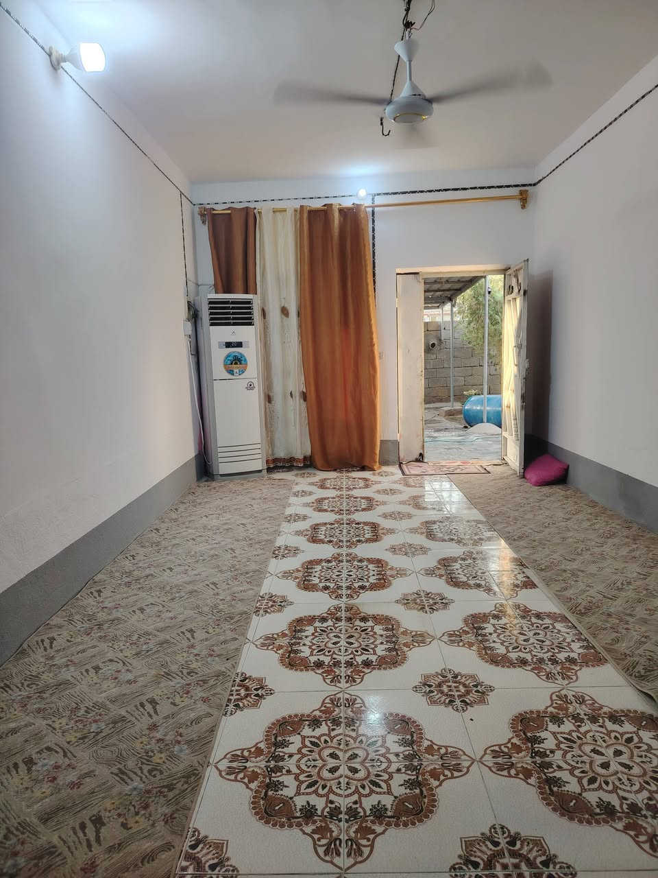 سلام عليكم بيت البيع مساحه البيت 300متر يتكون من غرفتين وصاله وديوانيه ومطبخ الموقع حي الحسين متوفر جميع الخدمات بيت جاهز مناسب  ***********
