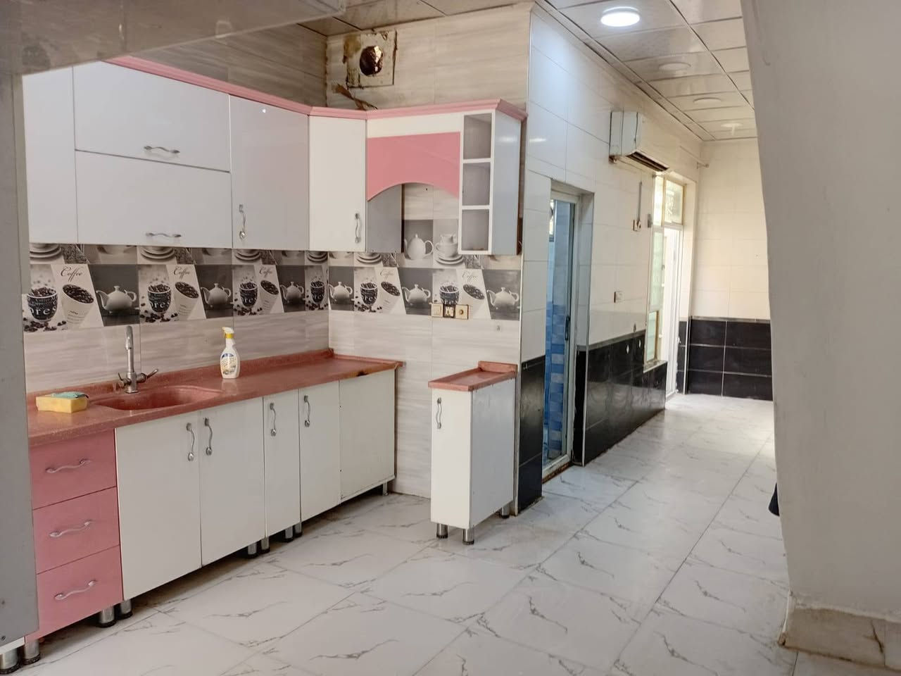 بيت للرهن 100 متر طابق واحد حي المكرمه جديد مع الاثاث قرب جامع ابو فضل شارع طاقه
السعر 40 قفل لمدة سنتين  
*********** 
مكتب الدار للعقار مقابل مطعم اثير ابو الكص وصدلية ارز لبنان 
اهلا وسهلا بكل عروضكم
