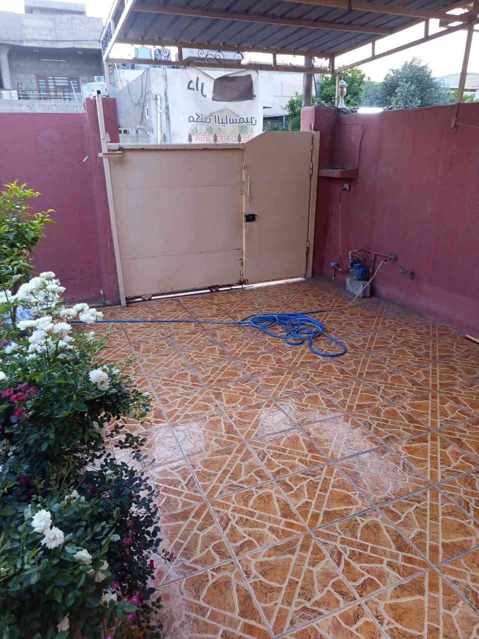 دار للبيع مساحه 250متر طابو صرف بسم شخص واحد يتكون من كراج حديقه مخزن استقبال مطبخ حار. بارد 3 غرف نوم صحيات داخلي وخارجي الموقع حي العسكري شارع ملى جمال قرب الحديقه الشراي يتصل ***********
