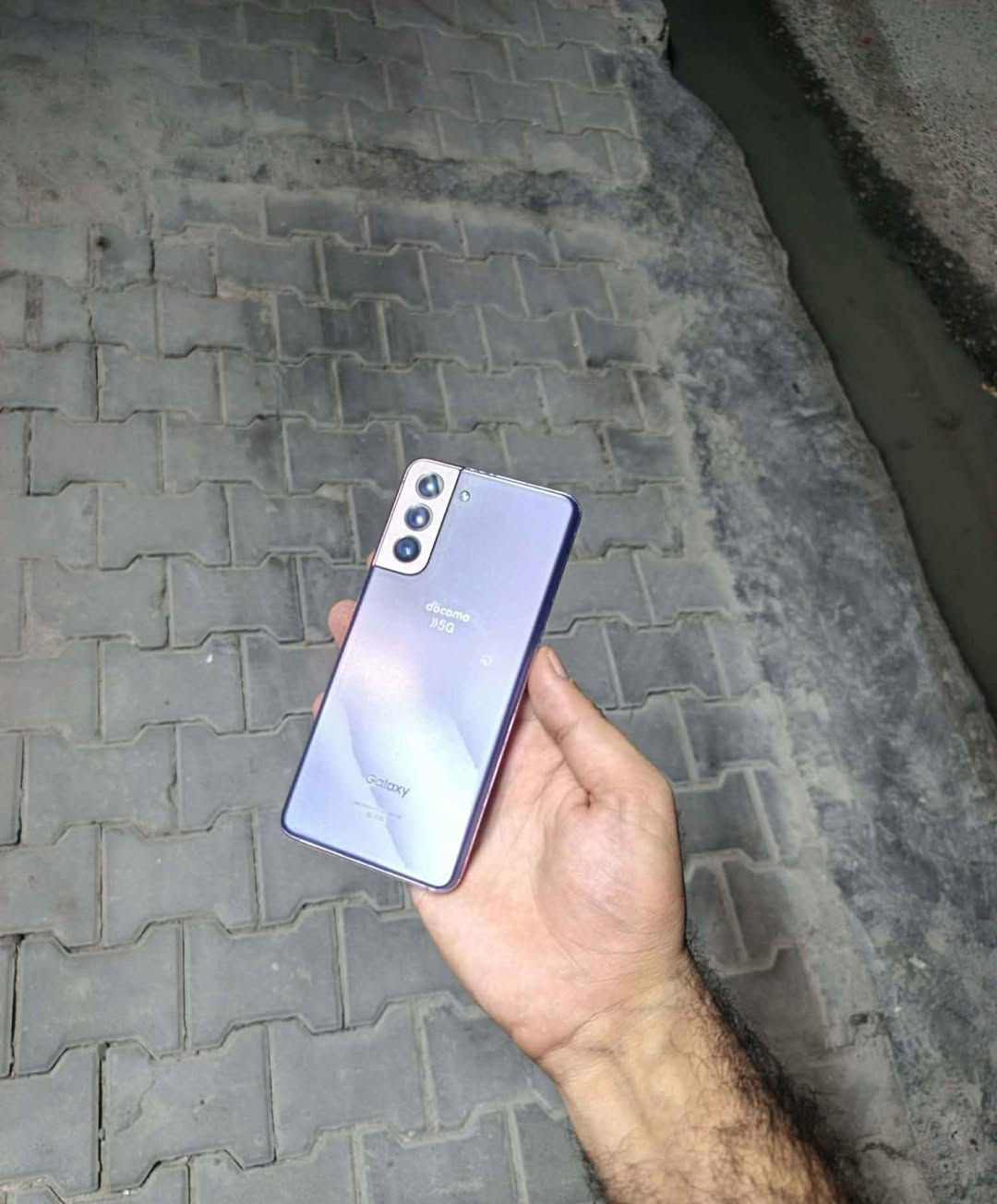 Galaxy S21 5G 
SC-51B 
نسخة دوكومو
 256GB* 💜
السعر 250 

### *1. المعالج والأداء*
- *المعالج*: Snapdragon 888 5nm - أقوى نسخة
- *الرام*: 8GB LPDDR5
- *التخزين*: 256GB UFS 3.1 - سريع جداً وما ينضافله ميموري
- *النظام*:One UI 7
1 علىAndroid 
 15- باقيله تحديثين كبار بعد

### *2. الشاشة*
- *النوع*: 6.2" Dynamic AMOLED 2X
- *الدقة*: FHD+ 2400x1080
- *التحديث*: 120Hz تكيفي
- *الحماية*: Gorilla Glass Victus
- *سطوع*: 1300nits - واضح بالشمس

### *3. الكاميرا*
- *خلفية*: 
    1.  12MP رئيسية f/1.8 + OIS
  2. 12MP واسعة 120° f/2.2
  3. 64MP تيليفوتو f/2.0 - زوم 3x بصري، 30x رقمي
- *أمامية*: 10MP f/2.2
- *فيديو*: 8K@24fps, 4K@60fps, تصوير احترافي Pro Video

### *4. البطارية والشحن*
- *البطارية*: 4000mAh
- *شحن سريع*: 25W سلكي
- *شحن لاسلكي*: 15W
- *شحن عكسي*: يشحن السماعات والساعات

### *5. الاتصال والمميزات*
- *5G*: يدعم كل ترددات آسيا سيل
- *واي فاي 6 + بلوتوث 5.2 + NFC*
- *مقاومة ماء وغبار*: IP68
- *بصمة*: تحت الشاشة Ultrasonic سريعة
- *سماعات*: ستيريو من AKG مع Dolby Atmos
- *الوزن*: 171g فقط - أخف فلاقشيب

### *الخلاصة 2026*
هذا الجهاز بعدة قوي للألعاب، التصوير، والاستخدام اليومي. 
مكاني بغداد الكاظمية 
*********** 
ماعندي توصيل بغداد, العراق
