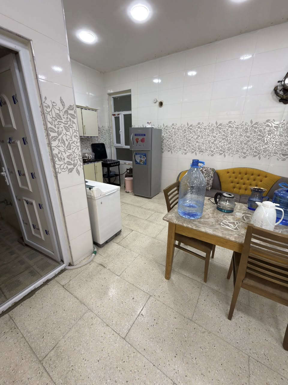 السلام عليكم بنايه تحتوي على شقة مؤثثة كاملة ديلوكس شقة درجة اولى بيه غراض كاملة و ماء وكهرباء مستمرة ماتنقطع دقيقة والشقة ايضا تحتوي على مصعد الشقة مساحتها 100 سعر الايجار مليون و500 
مكان الشقة بغداد شارع فلسطين تقاطع مصرف الرافدين
الاتصال ***********
