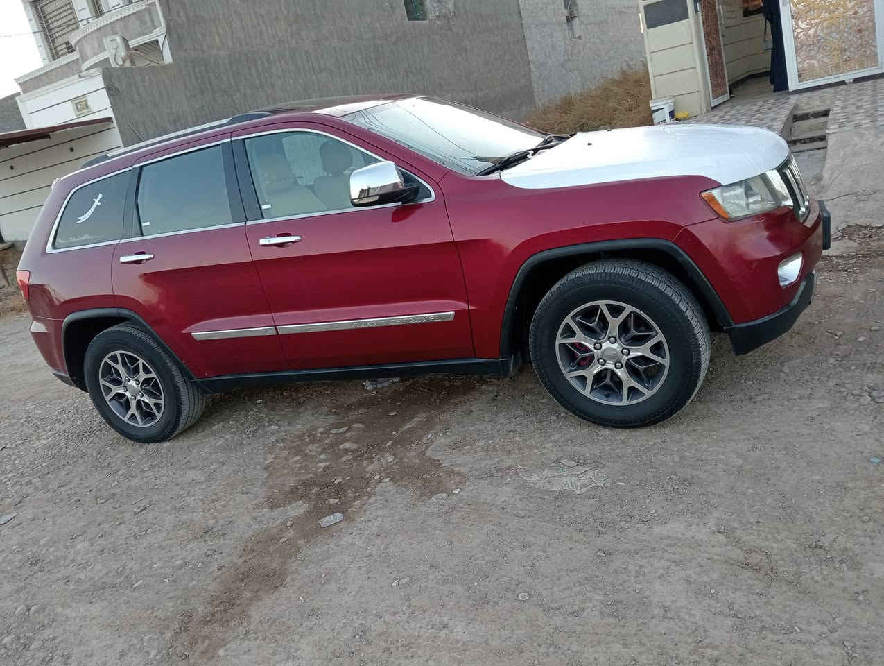 السلام عليكم اعظاء الكروب جيب وارد امريكي موديل 2013 بيها الجاملوق الخلفي صبق وبلبنيد بيها تقشير شي قليل كلش براس البنيد اثر لزكه تخم تاير جديد حداديه جديده السياره جاهزه من كلشي محرك وكير شرط الفحص مكان السياره صلاح الدين قضاء بلد *********** السعر 170وبيها مجال كلش قليل
