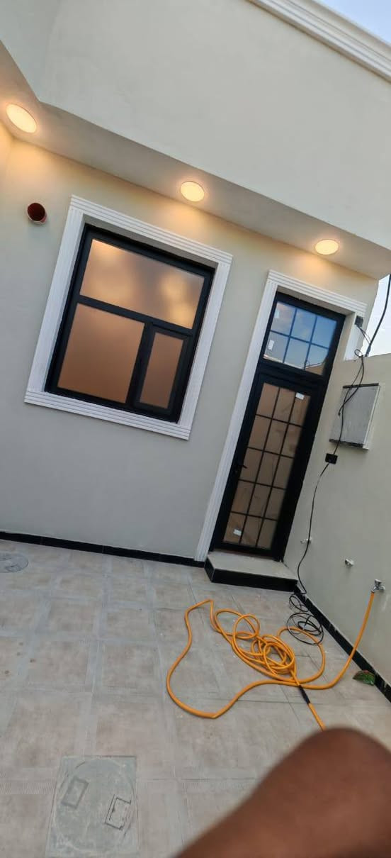 ***********تحية طيبة يوجد لدينا بيت مساحة 160مترفي ابو خصيب شارع لكطة مقابل شارع بهادريه يبعد عن شارع سايدين 300متر طابو زراعي بسم عراقي يحتوي على 2غرف نوم و صاله و مطبخ و صحيات و ستقبال و كراج سعر 150قابل لتفاوض الاستفسار ***********
