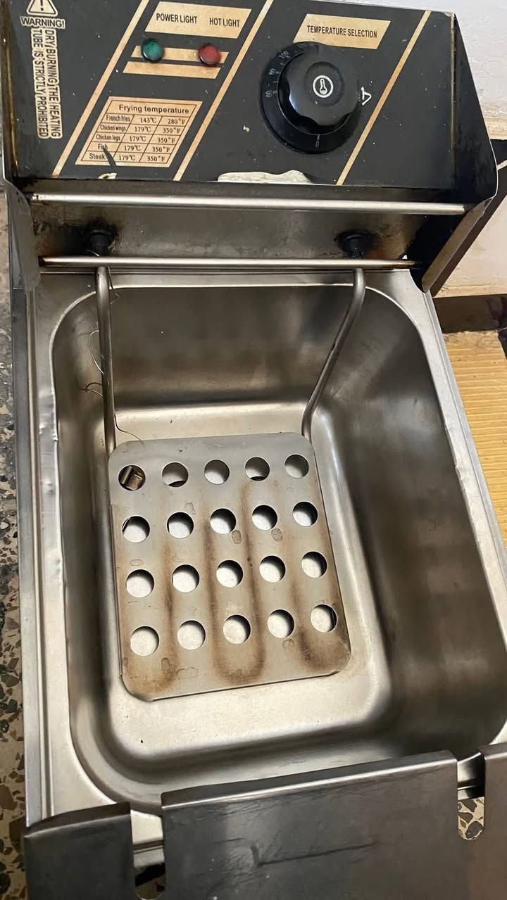 غراض للبيع 

تختة تقطيع ١٥ ألف 

قلاية زيت ٢٥الف 

ستان روله ١٥الف 

صواني بيتزة حجم ٢٨عدد ٣٠ الوحده بألفين جدد 

***********
