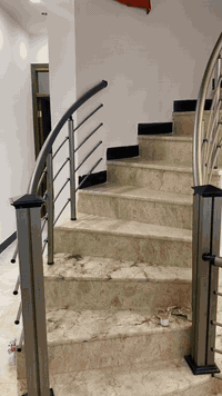 السلام عليكم 
بيت زراعي بالبلديات شارع المرور 100 م طابقين 3غرف نوم وصاله بالطابق الارضي وصاله بالطابق الثاني وبيتونة كبيره وصحيات اثنين وسطحين بيت كامل عالي عن الشارع فرع عريض قريب من سوك الميت السعر 180 بيه مجال بسيط للاستفسار *********** او الخاص موجود
