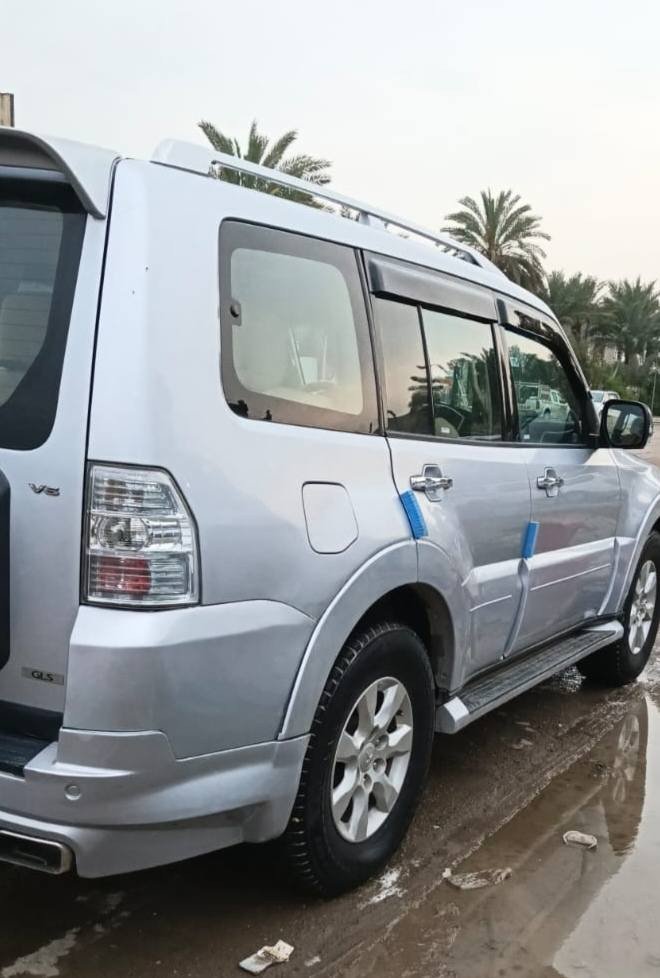 السلام عليكم للبيع باجيرو موديل 2008 لون سلفرمحرك 3000 اقتصادي رقم بغداد دولي بسمي كير محرك حداديه جيد جدا السياره مكفوله من الحادث بيهه بنيد مصبوغ أثر جراد بس العنوان بغداد للاستفسار الاتصال على الرقم ***********
