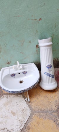 مغسله • نضيفه • ثلم صغير