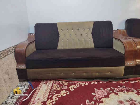 السلام عليكم تخمين للبيع ٦ قنفات و٤ كراسي اللون مثل ماموضح أمامكم السعر 650 وبي مجال 
الهاتف. *********** بي واتساب
