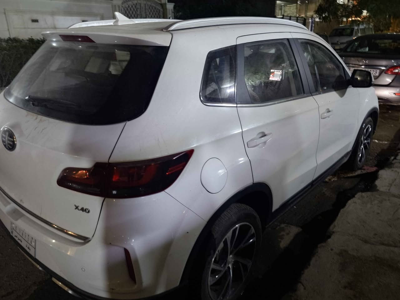 FAW X40 الموديل: 2018.

حجم المحرك: 1.6 لتر (1600) VCT

گير: أوتوماتيك 

السيارة من طلعت من الشركة لليوم اعبيها بانزين محسن

المواصفات:

فتحة سقف.

شاشة ذكية مع كاميرا خلفية.

تحكم ستيرن كامل.

تثبيت سرعة (Cruise Control).

حساسات خلفية.

كراسي جلد ونظام ISOFIX.
بصمتين

السيارة نظيفة وجاهزة من كل النواحي
رقم الهاتف ***********
السعر 108 وبيها مجال بغداد, العراق
