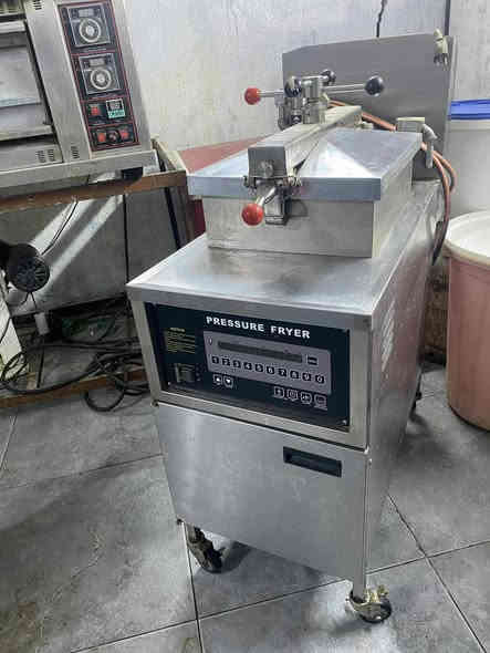 السلام عليكم متوفرة أدوات مطعم مستعملة استعمال ٣ اشهر مكاني كربلاء طويرج  بعد اكو هواي غراض ممصورهن خابرني و انطيك تفاصيل ***********
