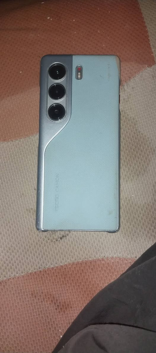 جهاز CAMON 40 pro للبيع مستخدم شهر فقط جهاز جديد غراضة كاملة السعر380 وبي مجال حك الجية *********** واتساب فقط
