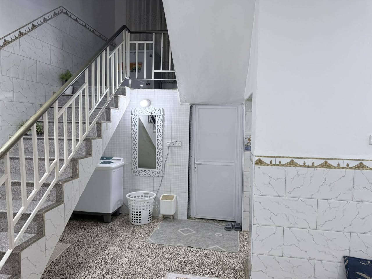 أعلان رقم (٩٥٢)

🌺اللهم صل على محمد وال محمد 🌺
👈عرض اليوم لدى مكتبنا 👉
-----------.
 بيت للبيع حي الامير( الخشابه) قرب مدرسه السلام 
تفاصيل البيت  
 الطابق الاول 
👈(براني +صاله + غرفه نوم +مطبخ +صحيات داخليه) 
👈الطابق الثاني غرفتين وصاله و مخزن 
👈المساحه 160 
👈السعر 105 وبي مجال 

ــــــــــــــــــــــــــــــ

عمولة المكتب 
١% من البائع
١%من المشتري 

للاطلاع على عروضنا باستمرار اضغط على االرابط ادناه وكن ز👈⭐بون مقرب👇 وادعوا اصدقائك  https://www.facebook.com/share/QyfeNk5moeNRhhwa/?mibextid
الاتصال على الارقام التاليه 
***********
***********
🌹عنوان المكتب 🌹شارع بغداد مجاور ملعب السماوة الاولمبي و قرب مدرسة اوروك ومشتل النخيل وشركة (كي دي دي)
