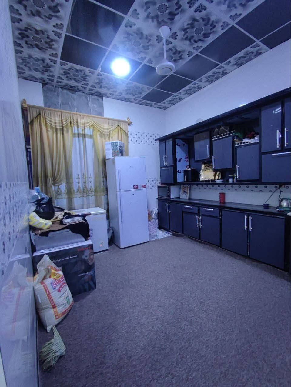 بيت في الاسكان الصناعي دور سيد حمزه النزله الخامسه فرعي مساحه 200 طابوق صب كونكريت
يحتوي على غرفتين وصاله ومطبخ وديوانيه وصحيات داخليه وخارجيه وطارمه 
الشراي فقط يتصل ***********
مشمول بالتمليك
