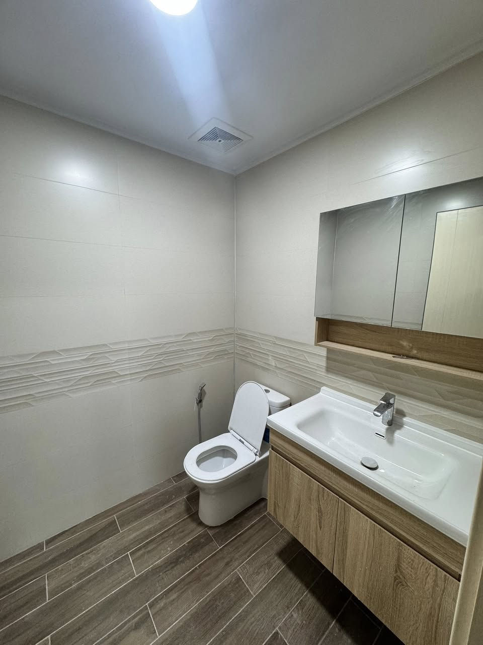 🔱 شقة للبيع في مجمع بوابة العراق 🔱
الموقع📍 : مجمع بوابة العراق 

⭕ المساحة : 228 م

⭕ المكونات : ٣ غرف نوم - ٣ حمام - مطبخ - صالة - بالكون ٢

⭕ السعر : عند الإتصال او حضورياً 

⭕ للإستفسار : ( الواتساب متاح ) 📱

***********

⚠️” تحذير : هذا العرض قد يختفي قبل أن تقرر !“

🟢 نستقبل عروض البيع ، الشراء ، الإستبدال ، إدارة الأملاك ، و الإيجارات بأنواعها ( سكني ، تجاري ، خدمي ) 🟢

عنوان المكتب📍: بغداد - الكرادة داخل - قرب مطعم الصبايا - فرع مدرسة لبنان ( موقعنا مثبّت على Waze , Google maps ) 

#البارق_للعقار
