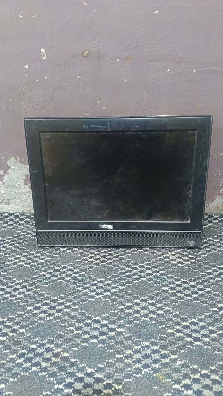 شاشات 4 مثل ماشوف بلصوره ب 150 الف قفل كلهن شغالات ما عده وحده بيها خلل مره تشتغل ومره ما تشتغل / الرجيبه ***********
