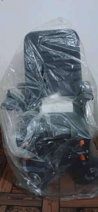 كرسي متحرك البيع نضيف وغراضه كلهن موجودات ويا بطريات ثنين سعر 650بي مج...