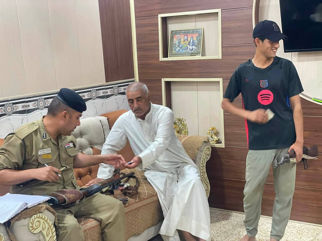 #حصر_السلاح_بيد_الدولة
باشرت لجنة من مركز شرطة الأمام بأمرة المدير المقدم سلوان وبالتعاون مع الاهالي و وجهاء المنطقة تم التوضيح  على إن السلاح امر قانوني و يحميك من المسائلة القانونية واحب اوضح للمواطنين بانه السلاح راح يبقى بييتك و ينفحص بيتك وكل شي مجاني
للمعلومات  من الاسبوع القادم راح تباشر لجان على كافة  القرى بان يتم توقيع صاحب الدار اذا عنده سلاح يباشر بتسجيله واذا ما عنده سلاح يتم توقيعه على تعهد بعدم امتلاك مستقبلا كلشي يصير اذا ضبطت قطعت سلاح وهذا السلاح غير مرخص داخل الدار وتبين  عدم تسجيلها راح يكون محاسب امام القانون وفق قانون الاسلحة  
اذا عندك سلاح وتريد تضيفة ما عليك سوى الاتصال
***********

‭***********‬
واحنة نجيك للبيت❤️
