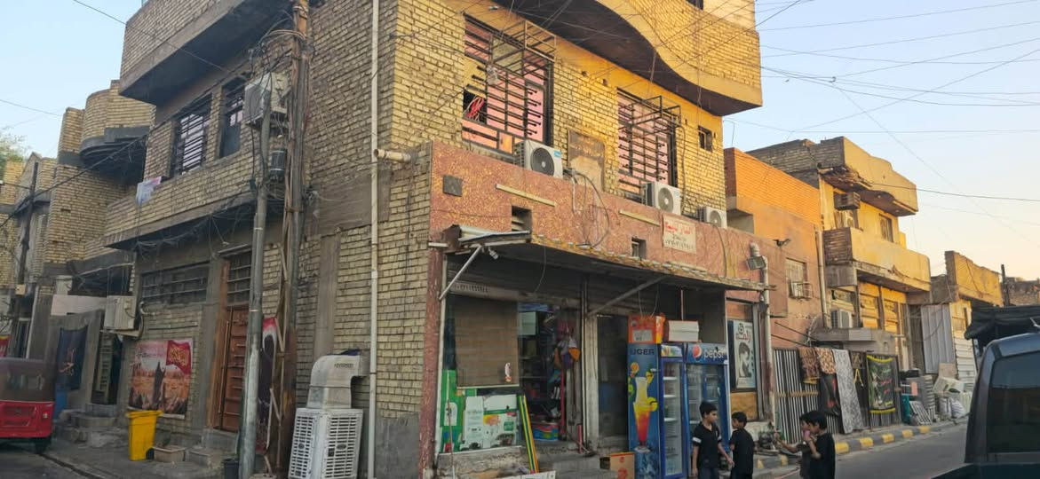 نصف عماره للبيع قطاع ٢٧ مقابيل السوق الصغير محلات ٣غرف نوم٣ أسقبال حولي للاستفسار ***********
