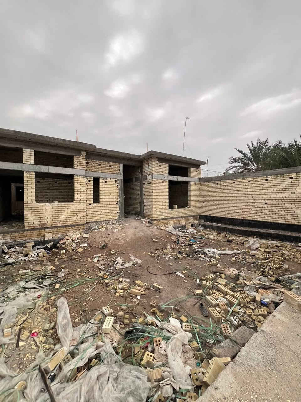 أعلان / هذا البيت للبيع 🏠

طابو ملك صرف #عرصة تحويل مباشر

#العنوان :: إبي الخصيب - طلاع الحمزة - حي الشهداء 

#للأستفسار :: ***********

…………..

#مساحة_الكلية 300م — #مساحة_البناء 220م

…………

#نوع_البناء :: طابوك أصفر #جمهوري

أساس رباط ارضي سمك 80م

رباط فوق الشبابيك والبيبان 

السطح كونكريت / علماً #الصب_مركزي

الخارطة والبناء بأشراف هندسي متميز .

…………

#يحتوي :: كراج واسع مع مكان للحديقة

مكان جزامة - مكان منظومة غاز - مكان ماء اساله

للبيت #مدخلين . مدخل الأول كلدور مدخل ثاني مطبخ

………..

كلدور أستقبال صحيات خارجية مطبخ حار +بارد

مناور عدد 3 . مكان خاص للحديقة الداخلية نظام شلال

صالة واسعة جداً . #علماً غرف البيت معزولة عن الصالة

موزع غرف . غرفتين منام . صحيات داخلية درج دائري.

…………

#الخدمات :: ماء كهرباء مجاري تبليط شارع 15م انارة

#ثاني_بيت_عن_الركن ( 20م عن شارع 30 )

…………

مدارس مؤسسات حكومية منطقة سكنية 

…………

#السعر_المطلوب :: 133 مليون قابل للتفاوض .

…………

#للأستفسار :: ***********
