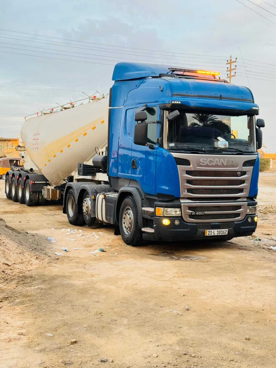 سلام عليكم سكانية موديل 2016 سنكل امامي دوار مكينه خطين حجم 450 R اوتماتيك كامره وحساس وريتايدر وثلاجه مربوطه سايلو طارق حجي موديل 2021  اربع محاور  رقم سليمانية تحويل مباشر تخم تاير راس وعربانه سياره كفاله عامه العنوان بغداد السياحي ***********
