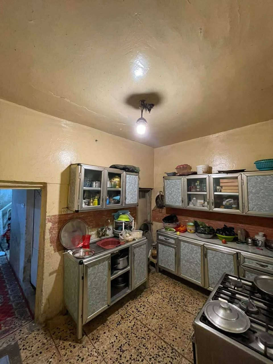 بيت مساحة 144 مدينة الصدر شارع الفلاح قطاع 40 يحتوي استقبال وطارمة وهول 4 غرف نوم مطبخ عدد2 حمام 3 بناء تسعينات ***********
