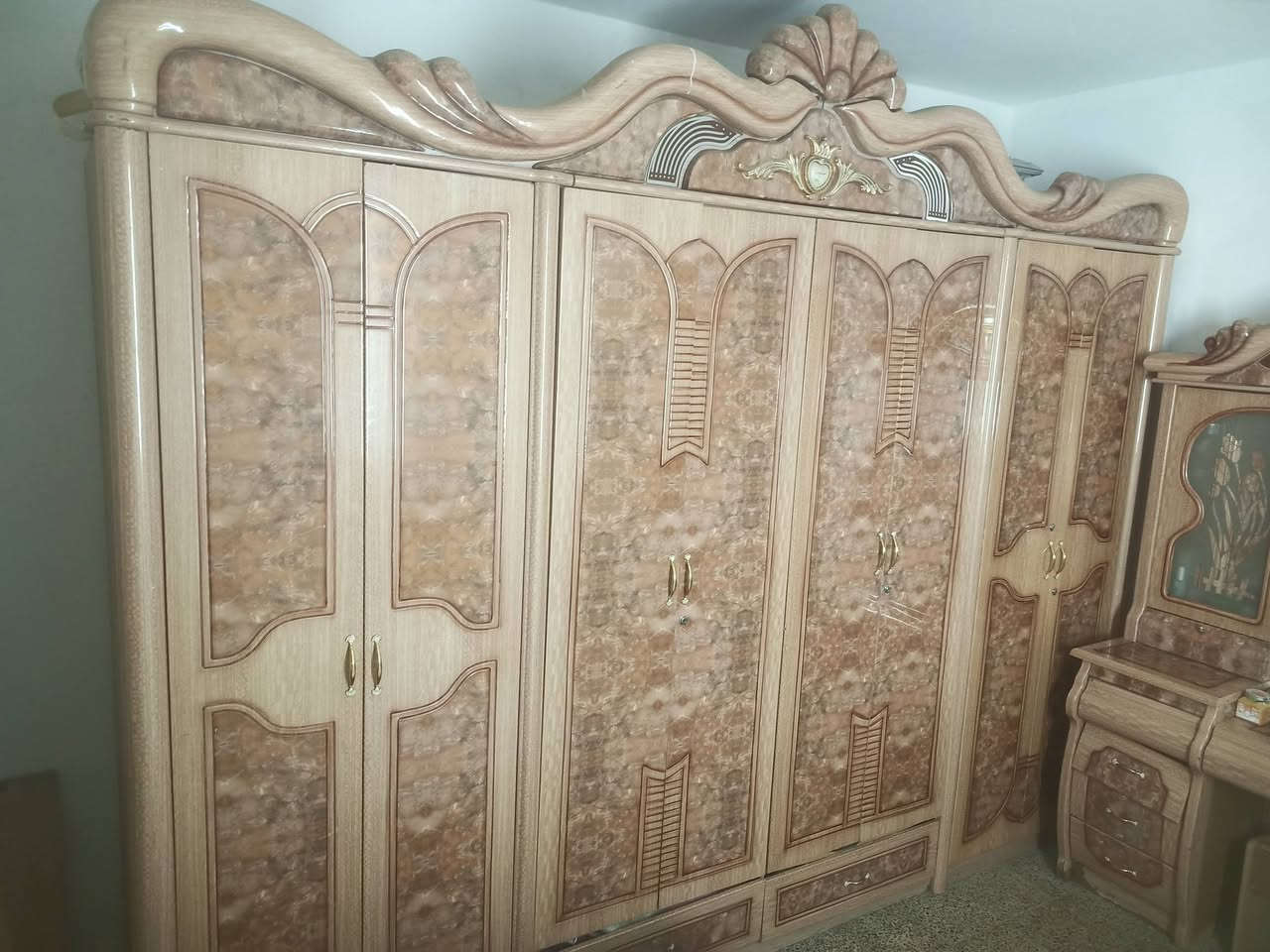 غرفة خشاب 8 قطع  غرفة نظيفة واظحة بالصور مع دوشك طبي مستخدم شي قليل سعر 360 بيه مجال قليل عنوان كركوك واحد اذار قرب المحافظة الجديدة ***********
