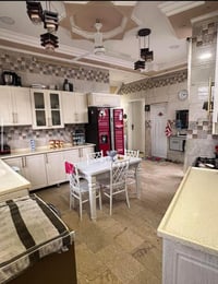 للبيع كاونتر نظيف 6امتار ونص الداخل المنيوم والخارج خشب سبب البيع الان...