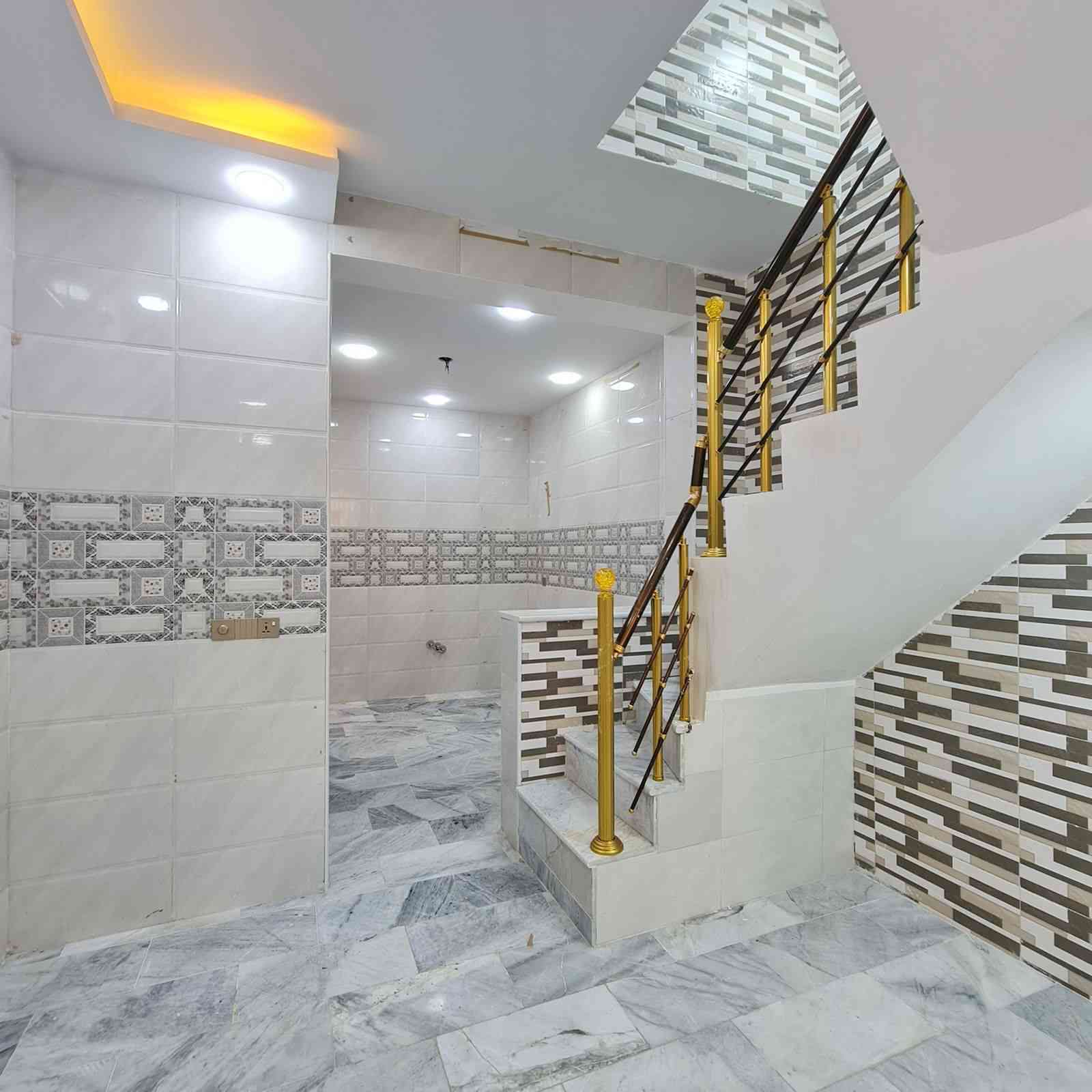 سلام عليكم ورحمة الله وبركاتة 
كربلاء المقدسة 
بيت البيع طابقين مساحه 50متر 
حي الإمام علي 
قريب على مستشفى الكفيل 
يبعد عن الولايه 4كيلو 
الاتصال على الارقام التالية 
***********
***********
