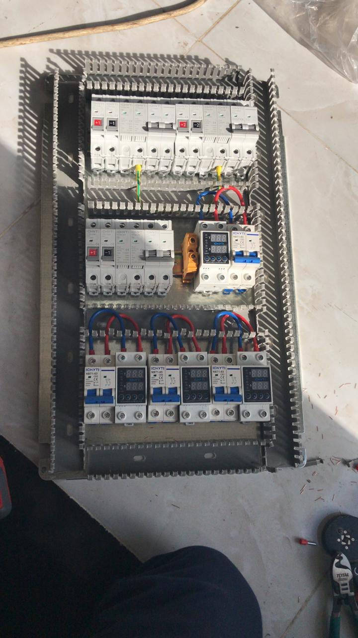 ️🔋 تم بحمد الله نصب منظومة طاقة شمسية متكاملة من قبل كادر شركة الفهد للطاقة الشمسية 🔋☀️

بجهود فريقنا الفني المختص تم تنفيذ العمل بصورة احترافية عالية، مع ترتيب وتنظيم كامل للأسلاك ولوحات الحماية لضمان أعلى درجات الأمان والكفاءة ⚙️✅

📌 تفاصيل المنظومة المركبة:

🔹 انفيرتر Solis هجين (Hybrid Inverter)
 • تشغيل مزدوج (كهرباء وطنية + طاقة شمسية)
 • إدارة ذكية لشحن وتفريغ البطاريات
 • شاشة عرض لمراقبة الأداء بشكل مباشر
 • حماية متكاملة ضد الحمل الزائد وارتفاع الحرارة
 • ثبات عالي بالفولتية لحماية أجهزة المنزل

🔹 بطاريات LVTOPSUN LiFePO4 (عدد 2)
 • سعة البطارية الواحدة: 51.2V – 300Ah
 • قدرة 15.36 kWh لكل بطارية
 • المجموع الكلي: 30.72 kWh
 • خلايا LiFePO4 الآمنة ذات العمر الطويل
 • عدد دورات شحن عالي جداً
 • شاشة ذكية لعرض نسبة الشحن والحالة التشغيلية

🔹 تنفيذ وتنصيب احترافي
 • ربط منظم وآمن بمعايير فنية دقيقة
 • لوحات حماية DC و AC
 • نظام تأريض (Earthing System) كامل
 • تنظيم كيبلات بطريقة مرتبة وآمنة

— — — — — — — — — — — — —

🎯 فائدة المنظومة:
✅ تقليل استهلاك الكهرباء بشكل كبير
✅ تشغيل مستمر بدون انقطاع
✅ استقرار تام بالكهرباء وحماية للأجهزة
✅ حل عملي طويل الأمد للطاقة

💬 للاستفسار أو طلب عرض سعر حسب استهلاك بيتك، راسلنا خاص ونجهزلك المنظومة المناسبة إلك بكل أمانة وجودة.

📞 شركة الفهد للطاقة الشمسية
ثقة عملائنا هي نجاحنا 🌟
***********
#شركة_الفهد_للطاقة_الشمسية
#الطاقةالشمسية #العراق #تنصيب #الطاقة
