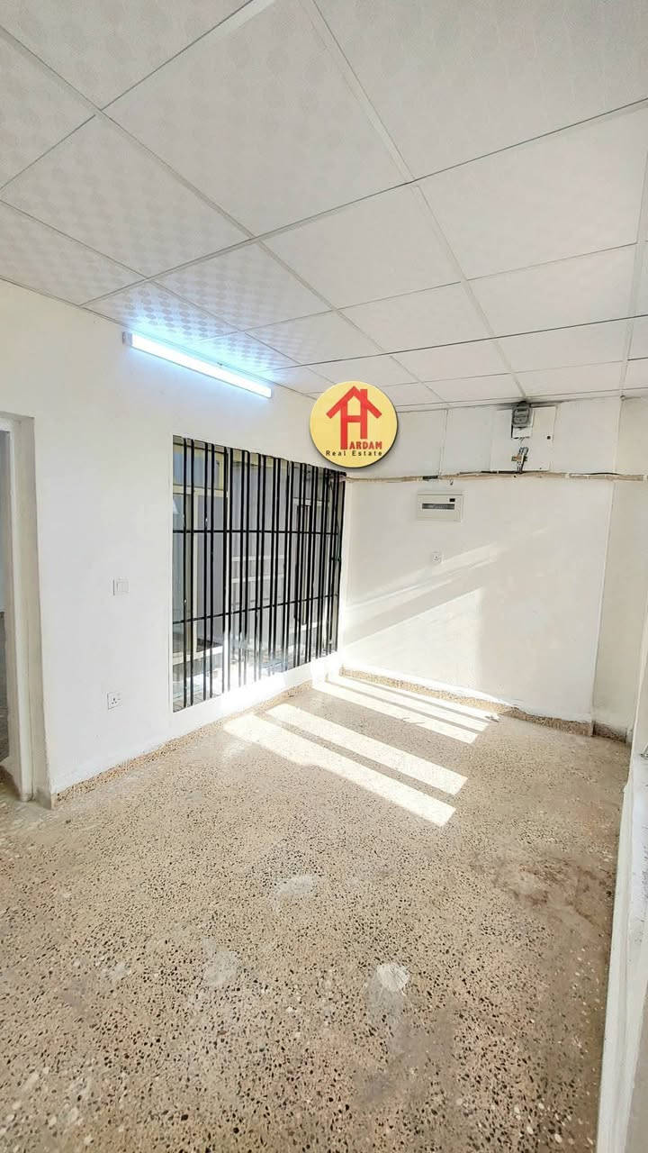 🏡خانوو بۆ کرێ لە  گردی سەرچنار

✅ رووبەری  :— ١٥٠ مەتر  

❇  دوو قاتی جیایە بۆ دوو مال 

✳  قاتی یەک پێکھاتووە لە  :-  حەوشە  ، میوان ، مەتبەخ   ، ١  ژووری نووستن  ،
   موشتەمەلات
✅ قاتی دووەم  پێکھاتووە  لە  :— مەدخەل ، میوان ، مەتبەخ ، هۆل  ، ٣ ژووری نووستن ،  
 ، موشتەمەلات
 
 ✔تایبەتمەندی خانووەکە  پاکوخاوێنە شۆێنەکەی خۆشە نزیک قوتابخانە و مزگەوت و باخ بۆ دوو ماڵی جیا دەبێت 

📌 بۆ زانیاری زیاتر و بینینی خانووەکە پەیوەندی بکەن بە
نوسینگەی هەردەم 

☎ ژمارەی مۆبایل  :- *********** - ***********

📍یاخود سەردانی نوسینگەی هەردەم بکەن ناونیشان 
گردی سەرچنار پشت شووقەکانی بەھاران شەقامی ٥٩ بەرامبەر مزگەوتی بیلالی حەبەشی
