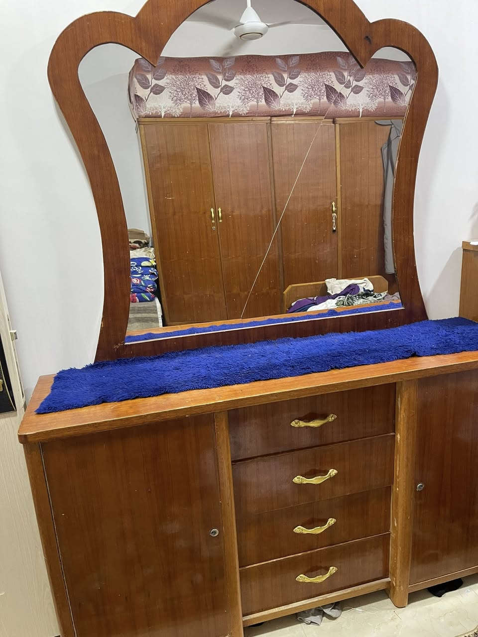 ارفة نوم خشب عراقي اصلي ثقيل للبيع
المكان الملحق خلف مستشفى الكفيل 
يرادلها بس تلميع ترجع جديده 
السعر 750 الف 
*********** واتساب
