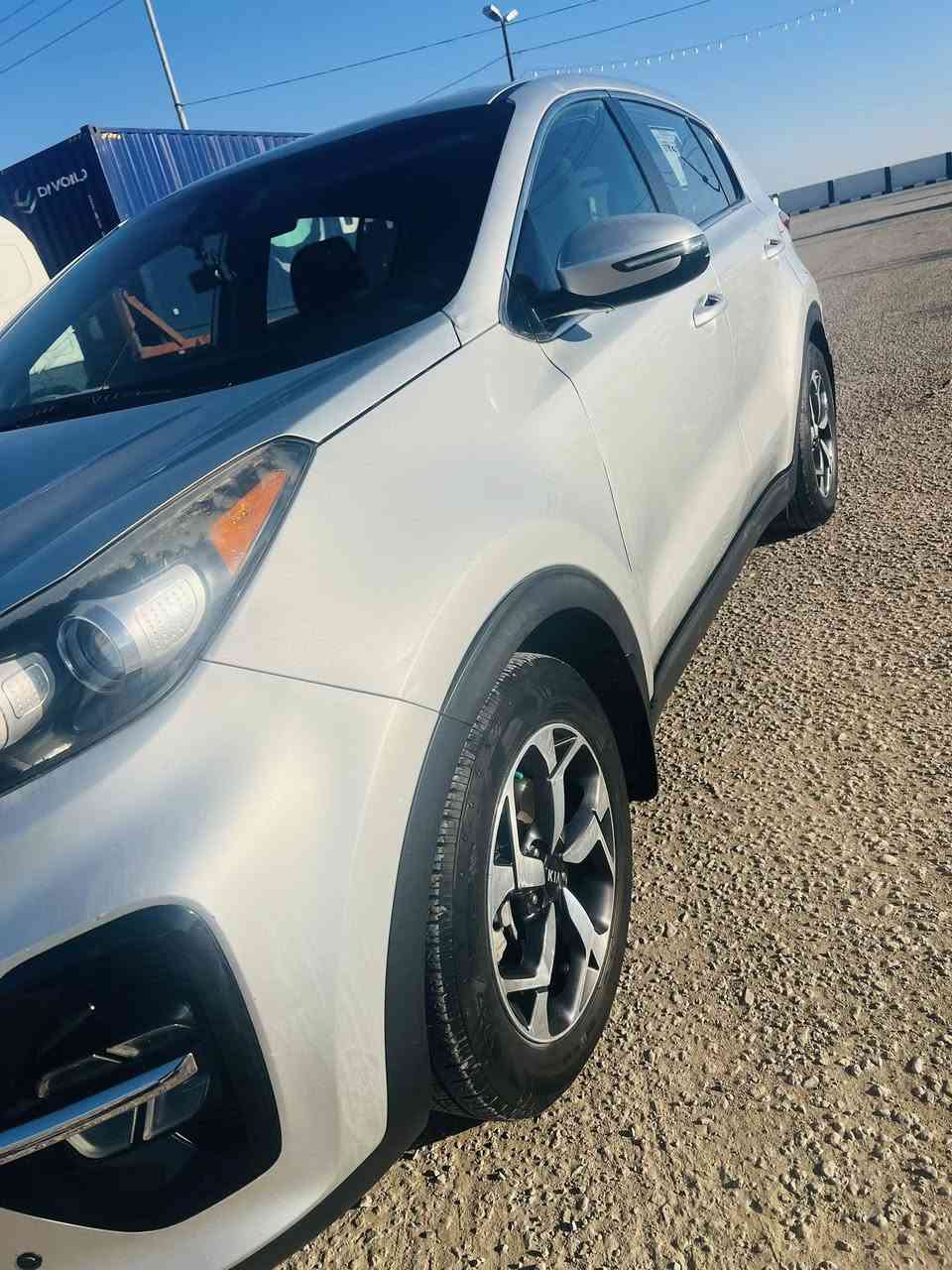 السلام عليكم 
اسبورتج 2020 امريكي
بيه بنيد فقط وجاملغ امامي جهت سايق مفتوح براعيها
وبيه بارد بصفحه
ماشيه 47 حقيقي
رقم بغداد بسمي
سياره جاهزه ونضيفه 
مكانه حله 
***********
***********
