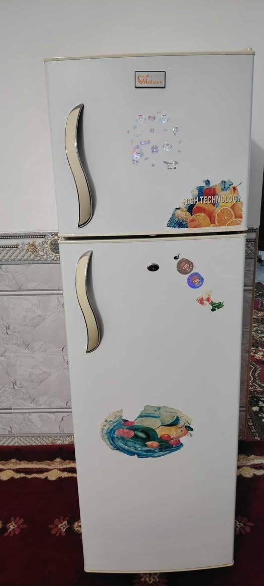 ثلاجه البيع السعر 200وبهى مجال ديالى المقدادية ***********
