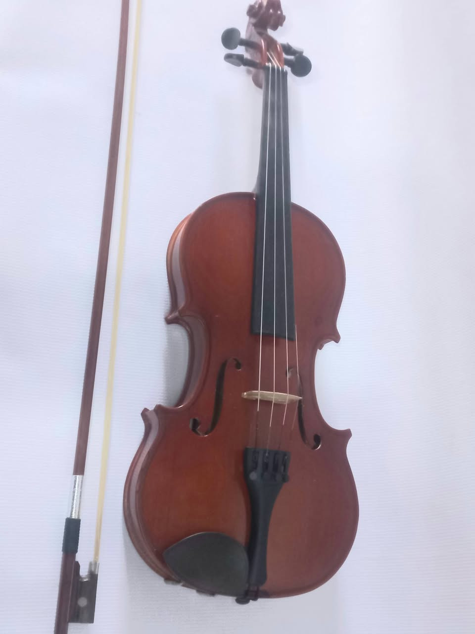 كمان انكليزي وارد اوربي للبيع سعرة 150 الف الكمان ماركة ( بريمافيرا) خشب ميبل وياه جنطة وقوس ، . هذا رقمي وبي واتساب *********** مكاني بغداد/ البياع (يوجد توصيل بغداد والمحافظات باجور )
