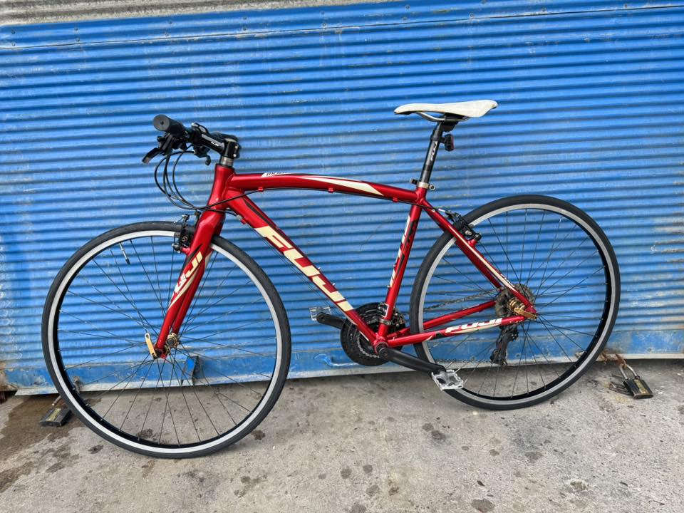 السلام عليكم حياكم الله اخوتي 700 حجم 28 
قياس M فريم 50 ماركة (FUJI) غني عن التعريف 
صينع امريكي معدنه فول المنيوم سستم شيمانوا 
تورني تي اكس نمره 3/8 بدلات شيمانوا سحب دفع
نظافتهاا وتفصيلهاا وضحه بل صوره وعل وضع شركة
سعرهاا 210 الف وبي مجال اخوتي عنواني موصل 
للتواصل *********** تتوفر خدمة توصيل جميع 
محافظات العراق وتحياتي
