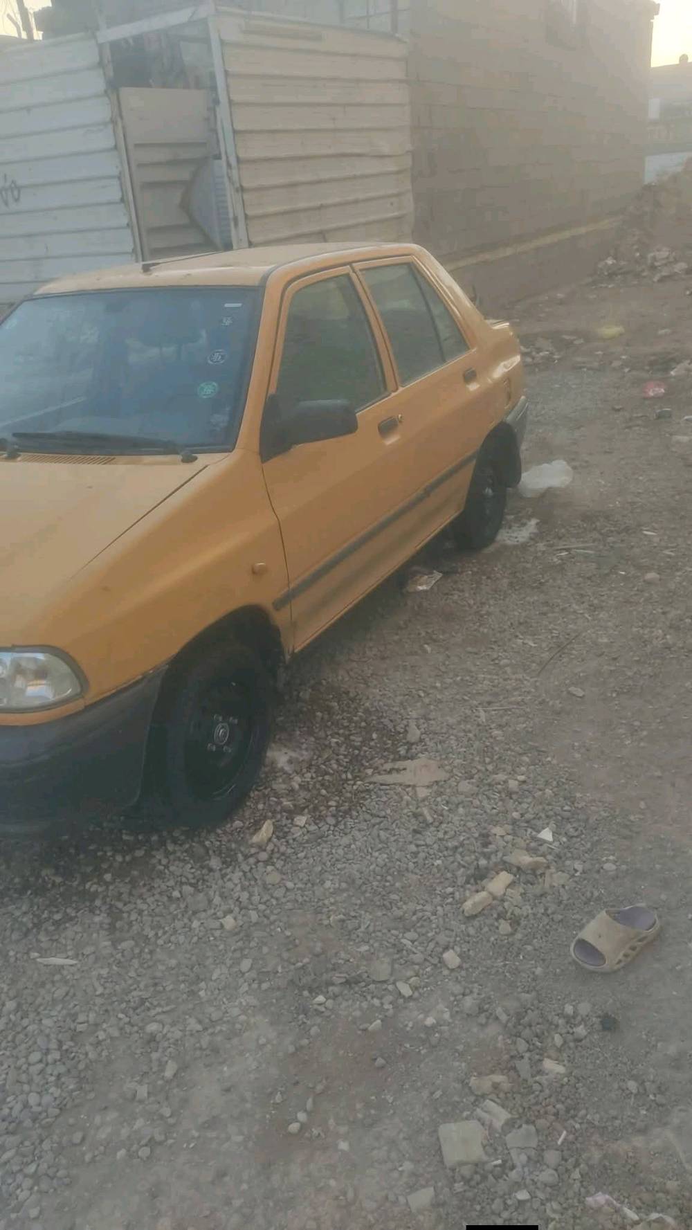 للبيع سيارة صفراء صغيرة بحالة جيدة للاستخدام اليومي. مناسبة جداً للتنقل داخل المدينة وعملية للاستخدام اليومي.